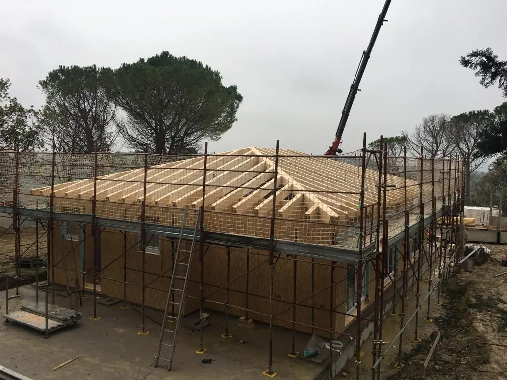 Posa della struttura della copertura.