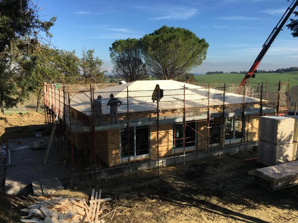 Lavorazioni alla copertura della casa.