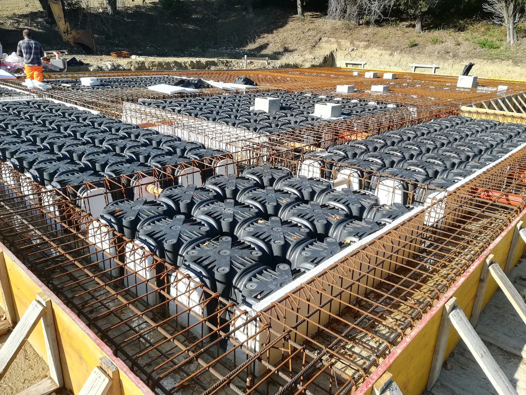 Fondazioni e predisposizioni impiantistiche durante il cantiere.
