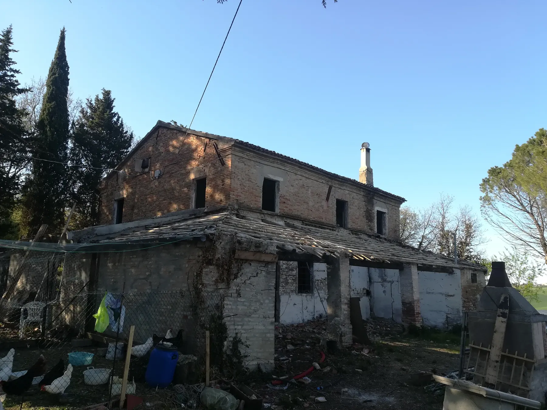 Il fabbricato rurale prima della demolizione.
