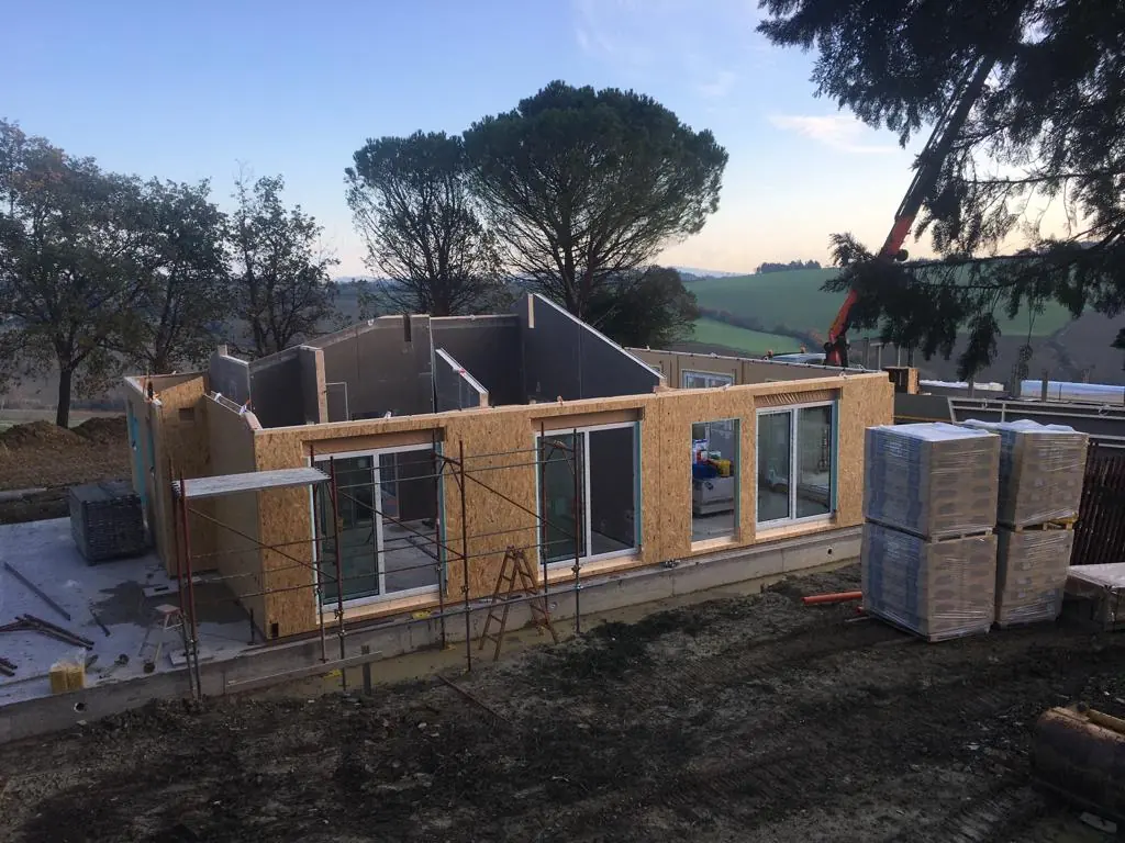 Montaggio della struttura prefabbricata a telaio.