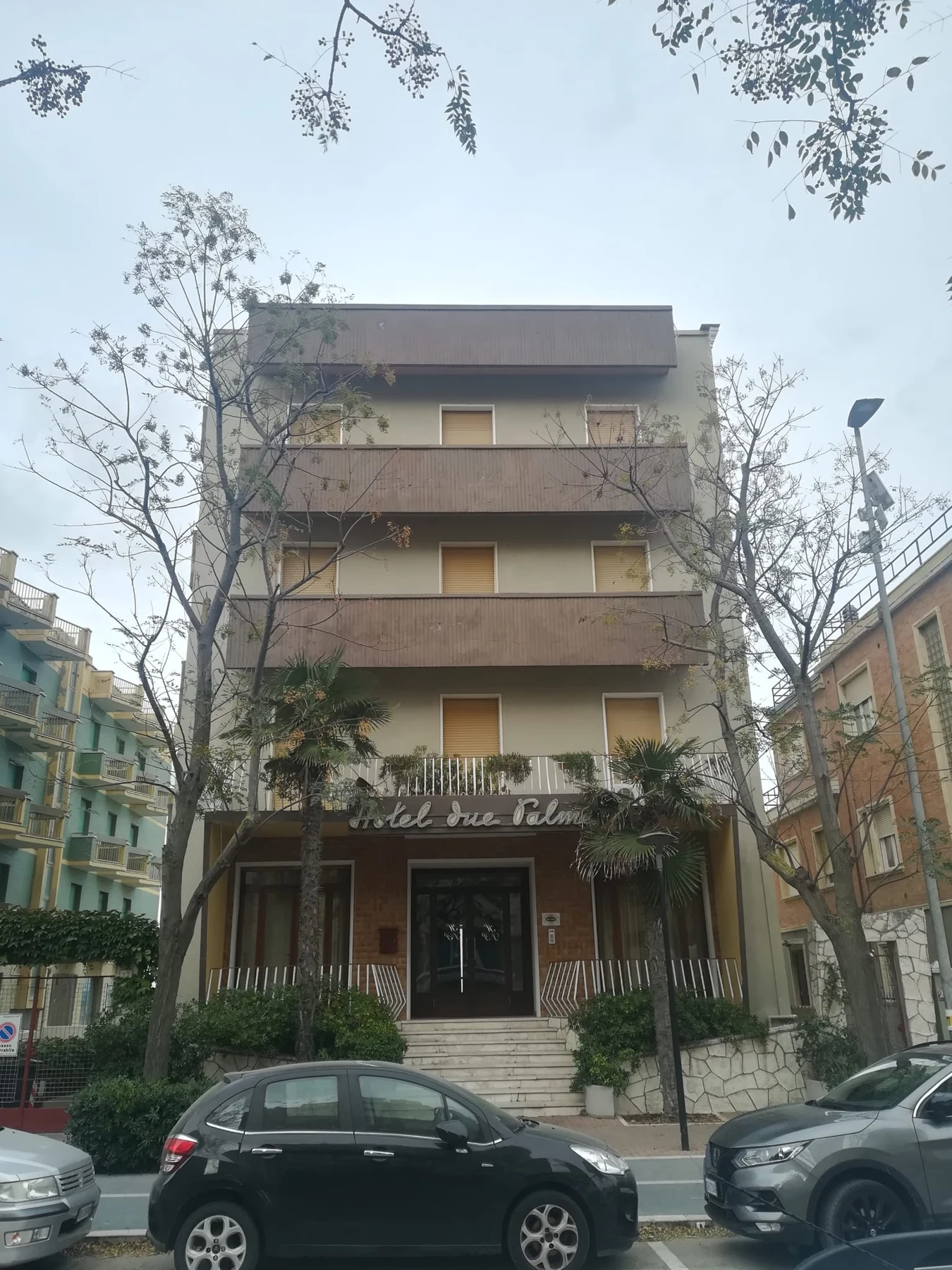 La facciata dell’hotel prima dell’intervento.