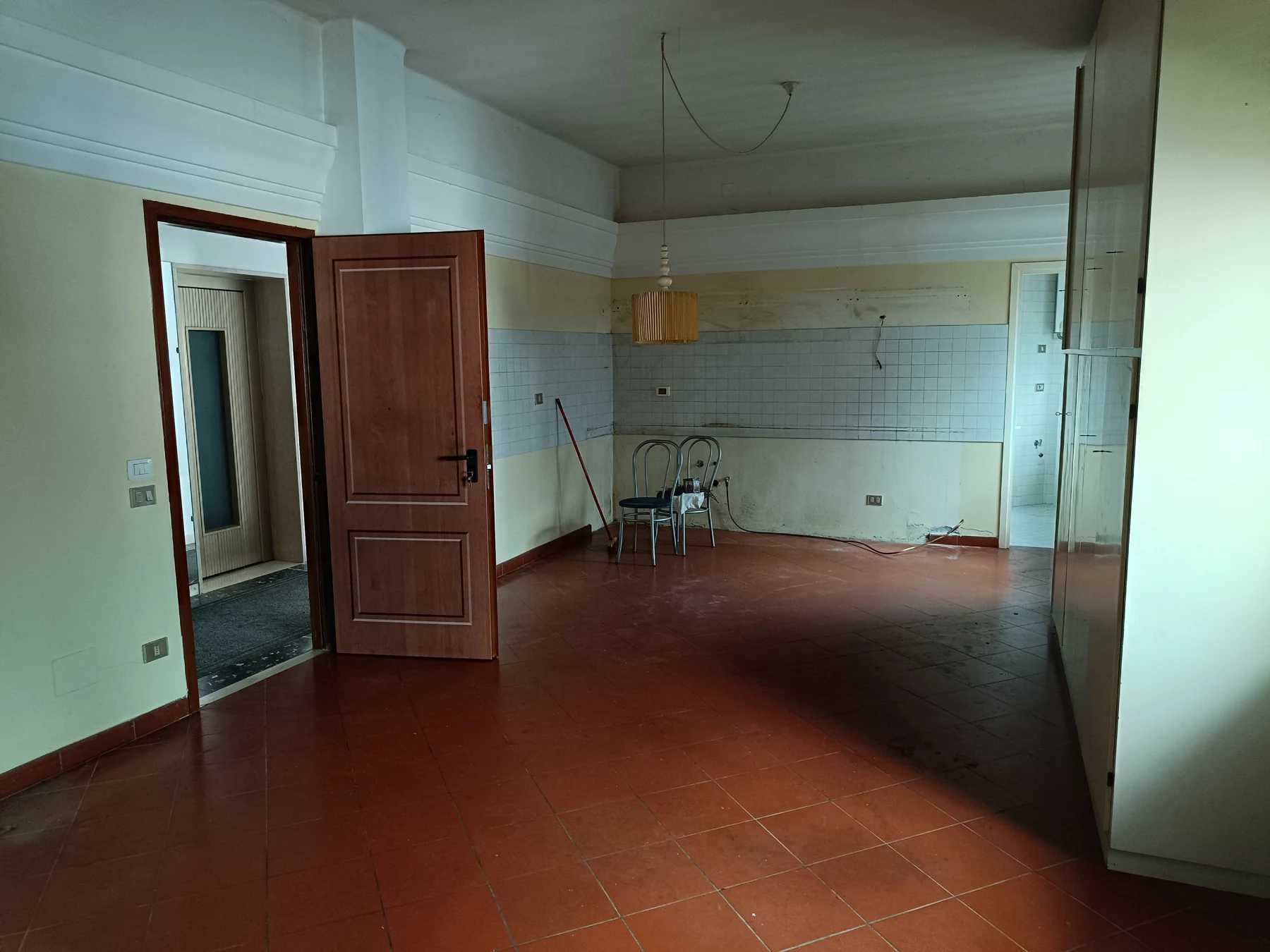 Un ambiente dell’edificio prima dell’intervento.