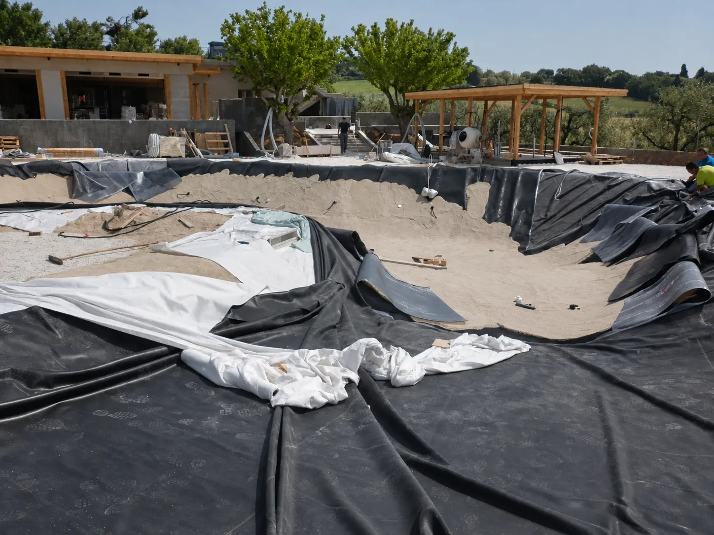 La piscina durante la realizzazione.