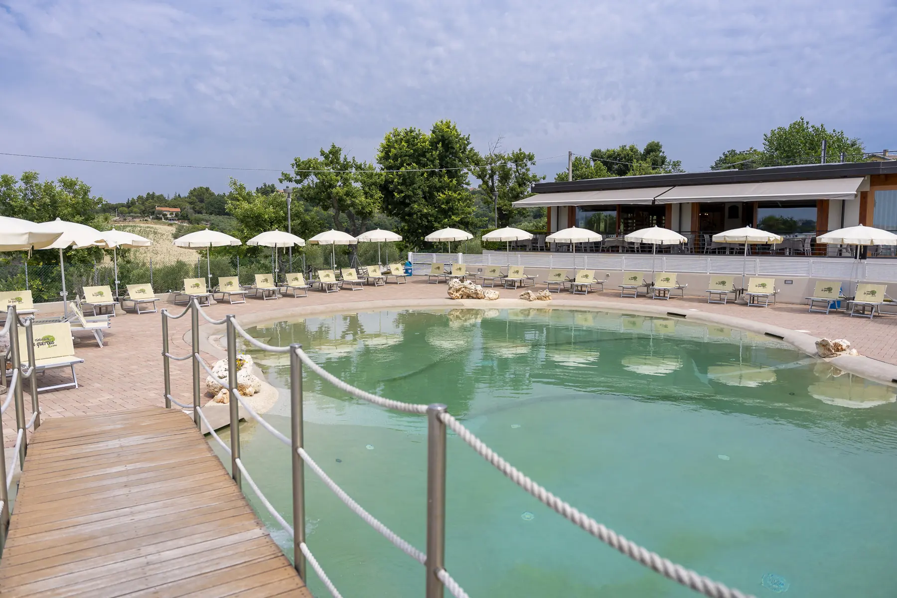 La piscina e gli spazi esterni del ristorante.