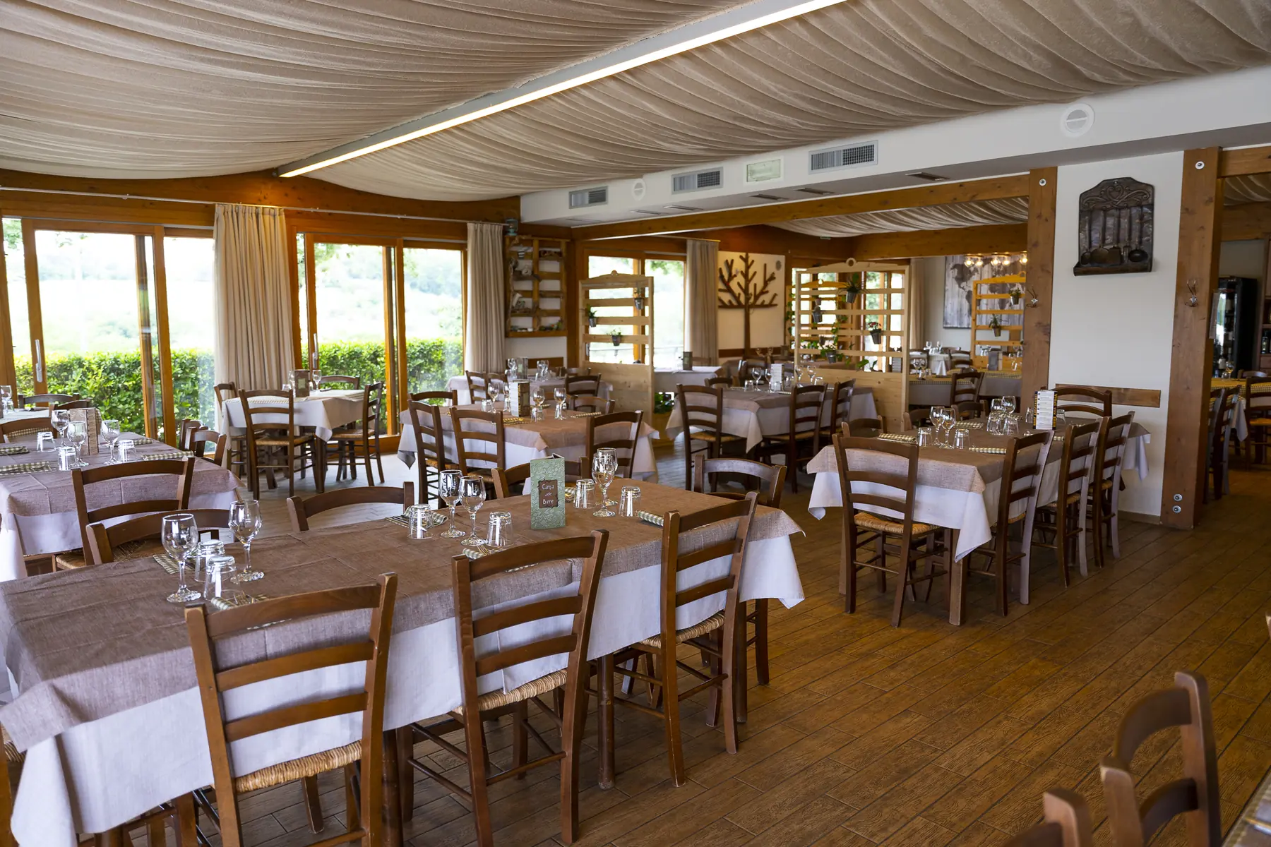La sala del ristorante completata.
