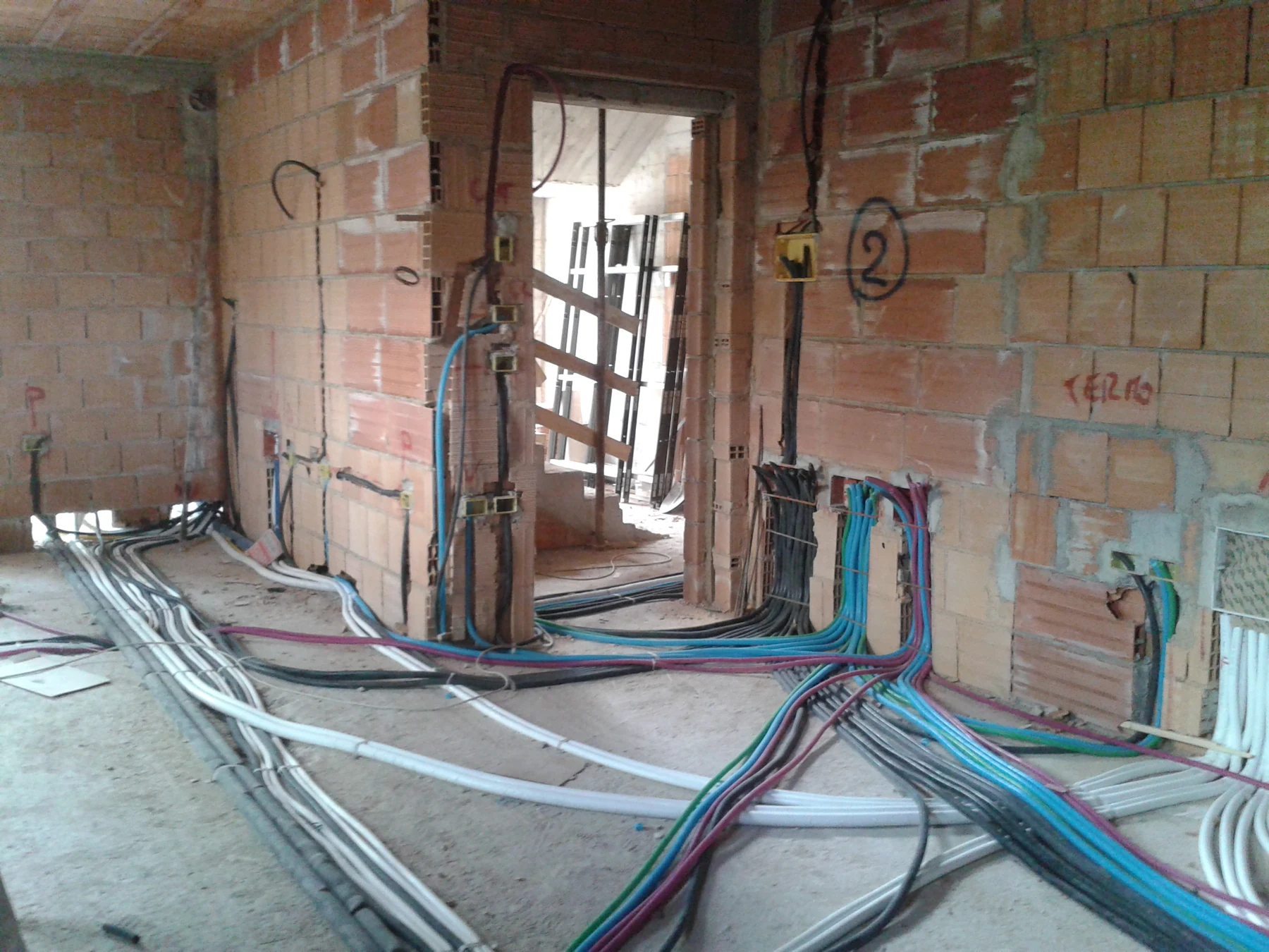 Lavorazioni degli impianti nel cantiere.