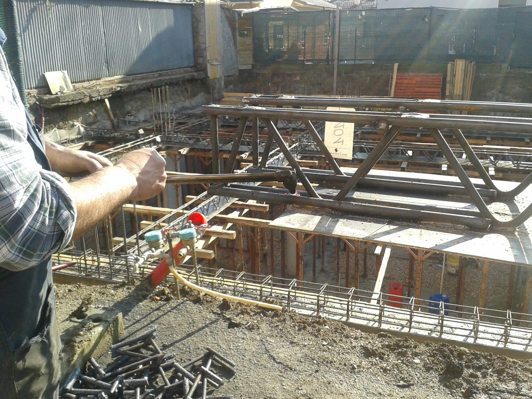Travi tralicciate durante la costruzione dei garage interrati.
